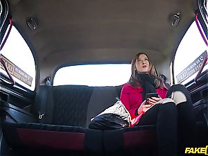lil' ginger-haired Linda pays for her taxi with her slit