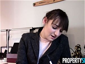 Property lovemaking Agent Makes romp vid With lucky customer