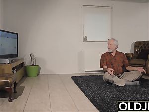 teen Interrupts granddad from Yoga And deep-throats his stiffy